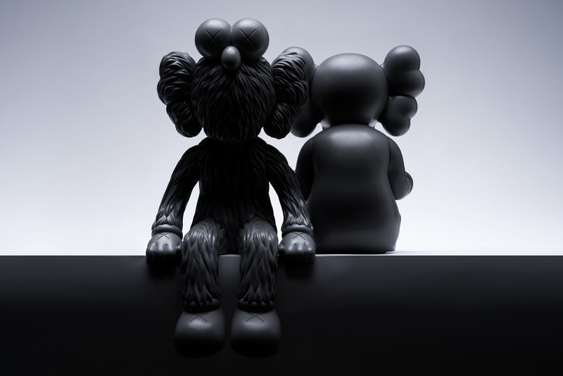Sculpture Kaws noir gros plan