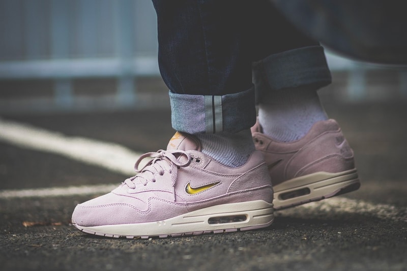 Sneakers Baskets Saint Valentin Valentine's Day Nike Air Max 1 Premium SC Jewel “Particle Rose” Le Coq Sportif “Saint-Valentin” Pack Nike “Valentine's Day” Pack 2018 Air Force 1 Blazer Low Adidas Originals Superstar 80’s Pack Half Heart Nike Air Max 98 “Gym Red”