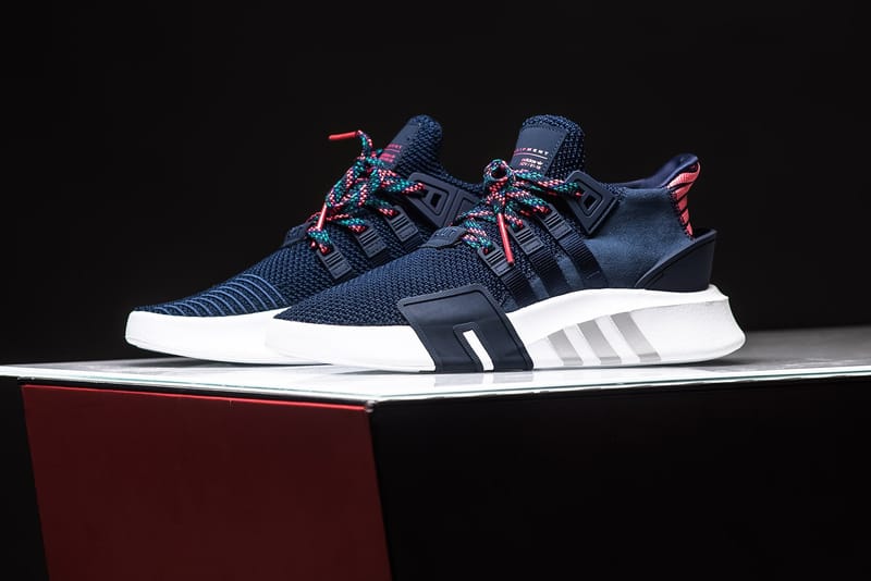 La adidas Originals EQT BBall ADV Sort En Bleu Et Corail
