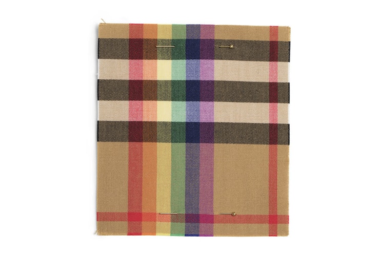 Photo Du Nouveau Tartan LGBTQ De Burberry