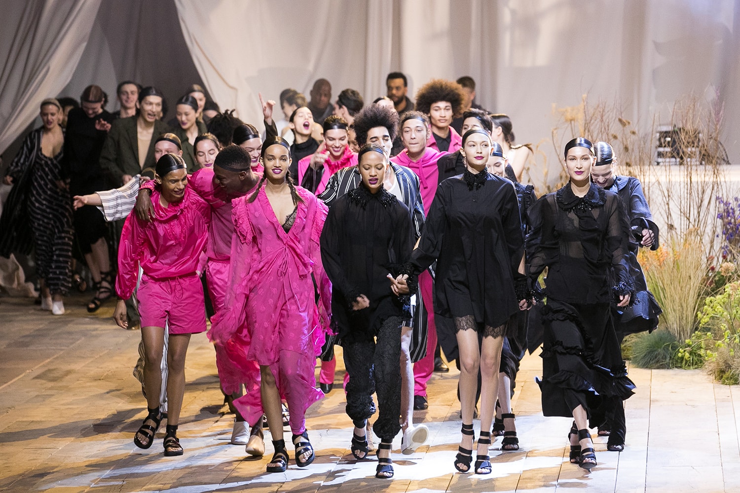 H&M Studion Printemps Été 2017 Paris Fashion Week Gigi Hadid Bella Hadid Marc Piaseck