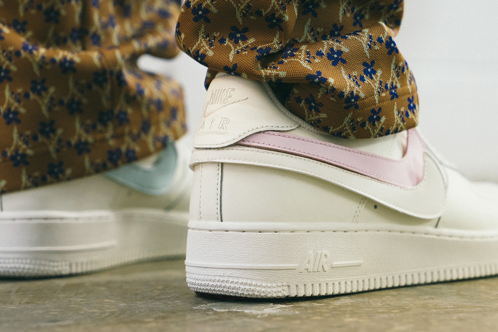 Gros Plan Sur La Nike Air Force 1 "Swoosh Pack"