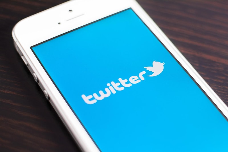 Écran D'Un Smartphone Sur L'Application Twitter
