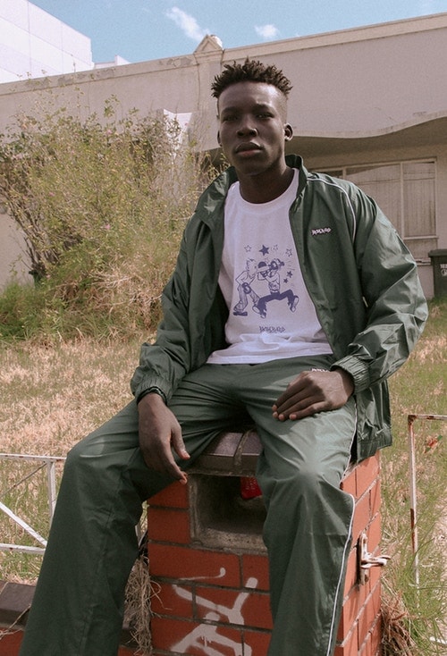 Model tee-shirt blanc