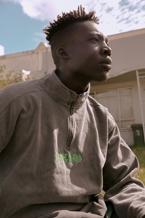Model tee-shirt blanc