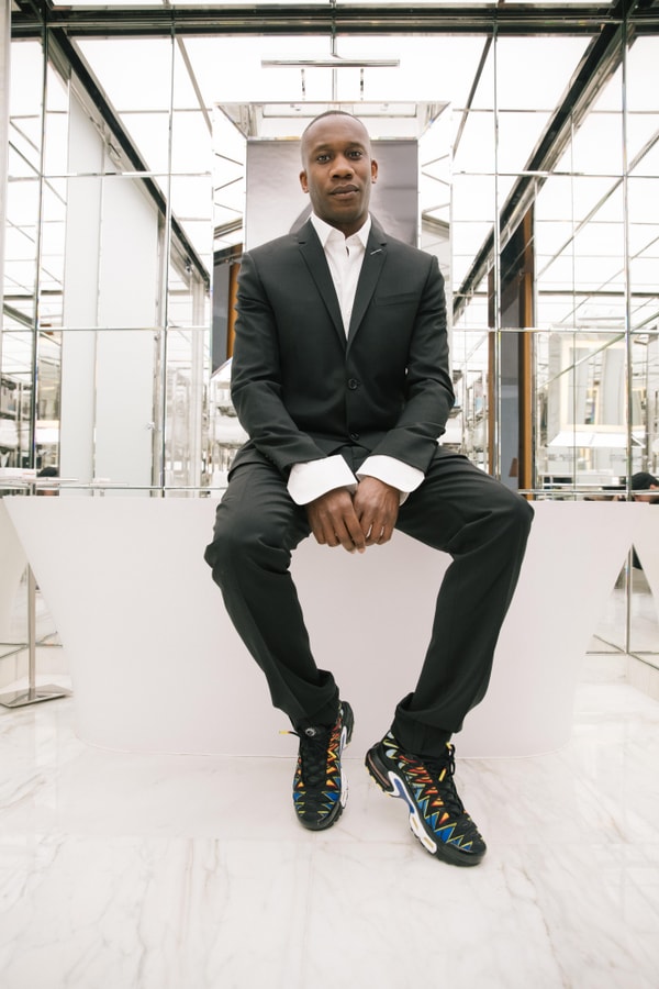 Portraits De Dan Sablon, Chaussé De La Nike Tn Édition Paris