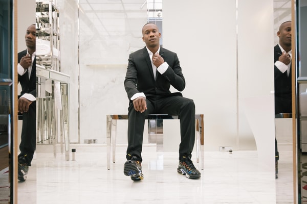 Portraits De Dan Sablon, Chaussé De La Nike Tn Édition Paris