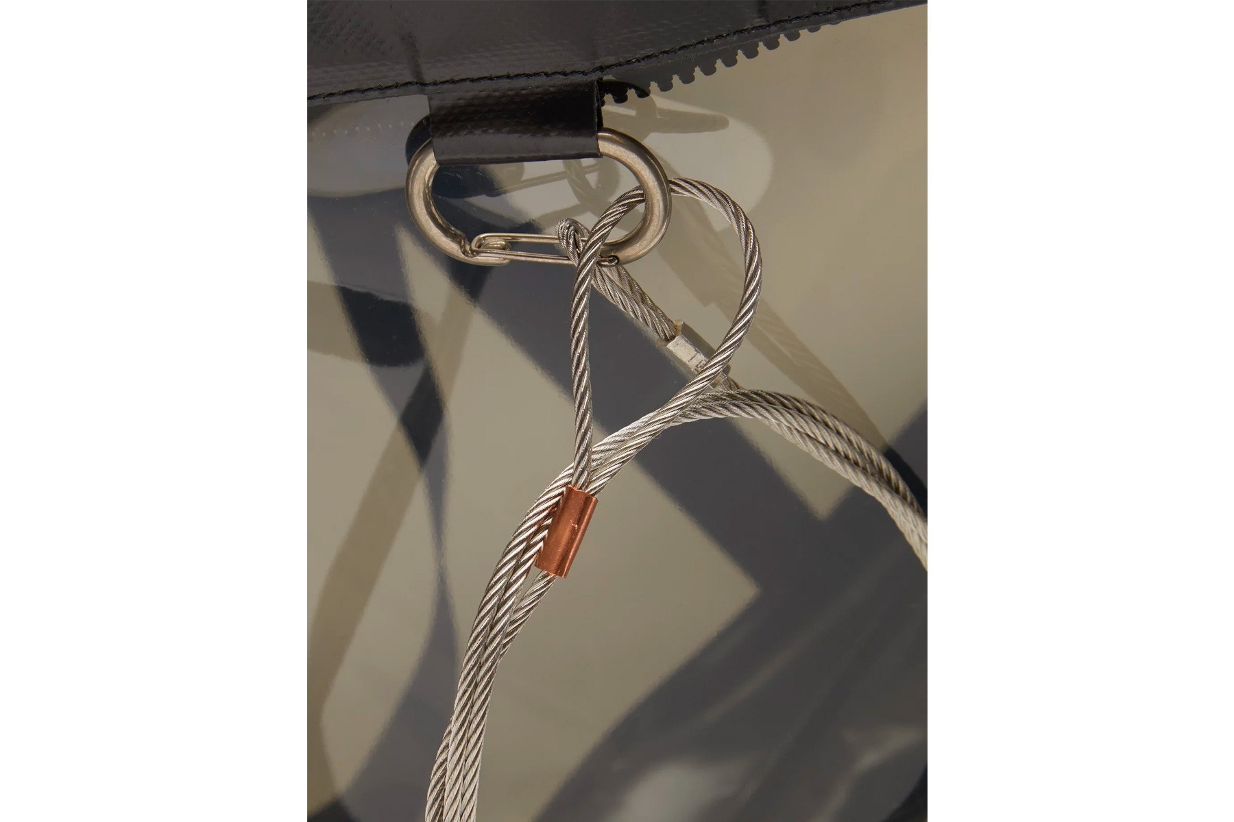 Off-White™ Sort Un Nouveau Cabas En PVC Pour 925€