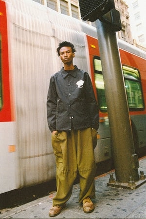 Model tracksuit bleu
