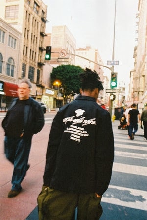 Model tracksuit bleu