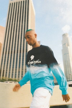 Model tracksuit bleu