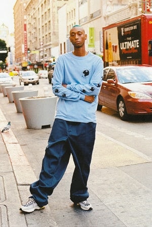 Model tracksuit bleu