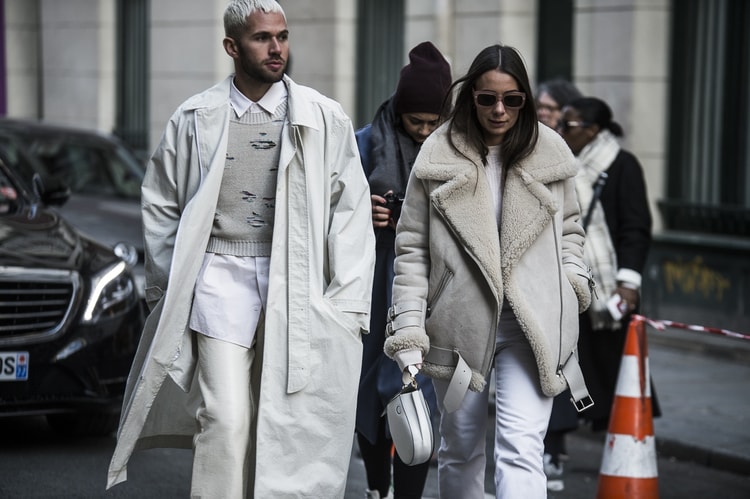 Les Street Styles De La Fashion Week De Paris Automne/Hiver 2018 Opposaient Le Monochrome Aux Couleurs