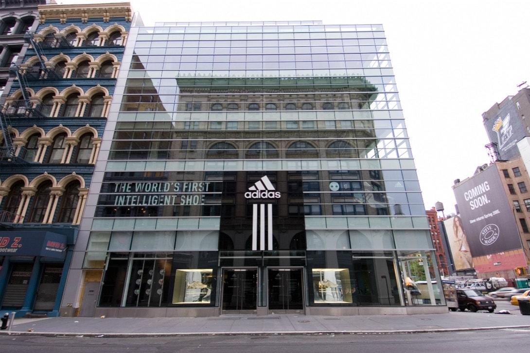 Photo De La Devanture D'Une Boutique adidas