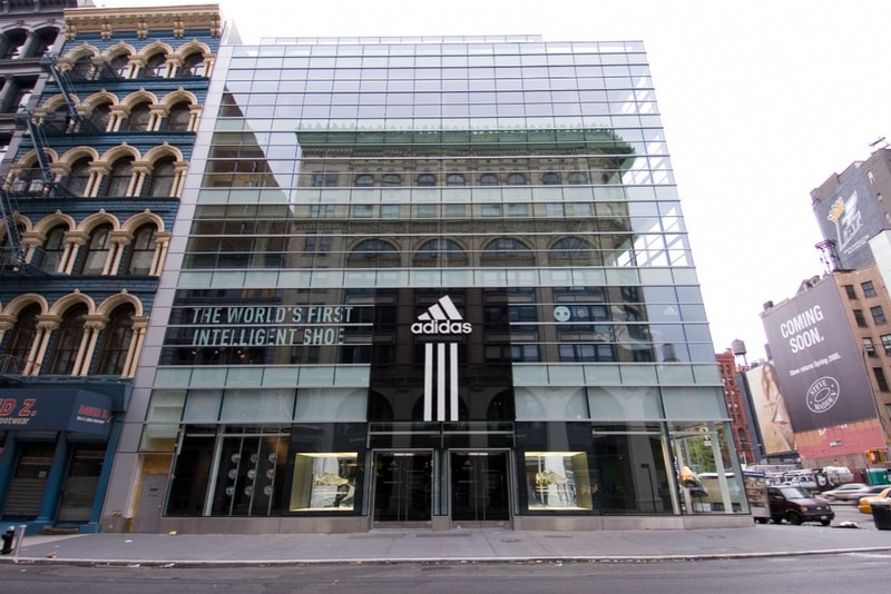 Photo De La Devanture D'Une Boutique adidas