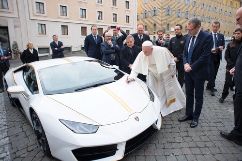 Le Pape François Met Aux Enchères Sa Lamborghini Huracan Pour Un Montant D'Environ 425 000 Dollars