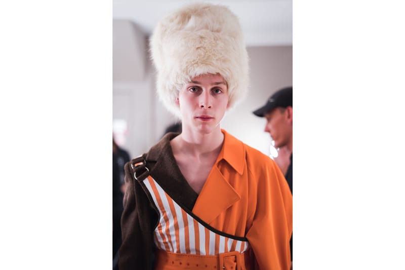 Dans L'Intimité Des Backstages Du Défilé De La Parsons School A Paris