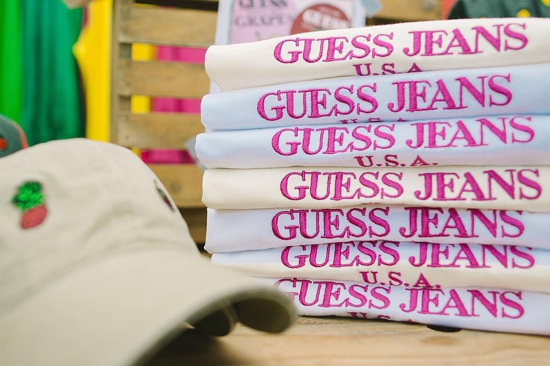 Casquette Tee shirt rose blanc Guess Jeans Usa
