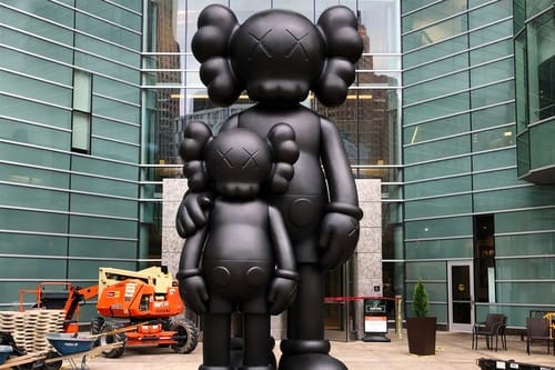 KAWS Révèle Une Sculpture "Waiting" Companion À Détroit