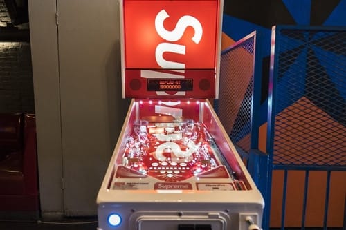 Regardez De Plus Près Le Flipper Supreme/Stern