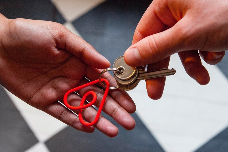 Airbnb main clefs coeur