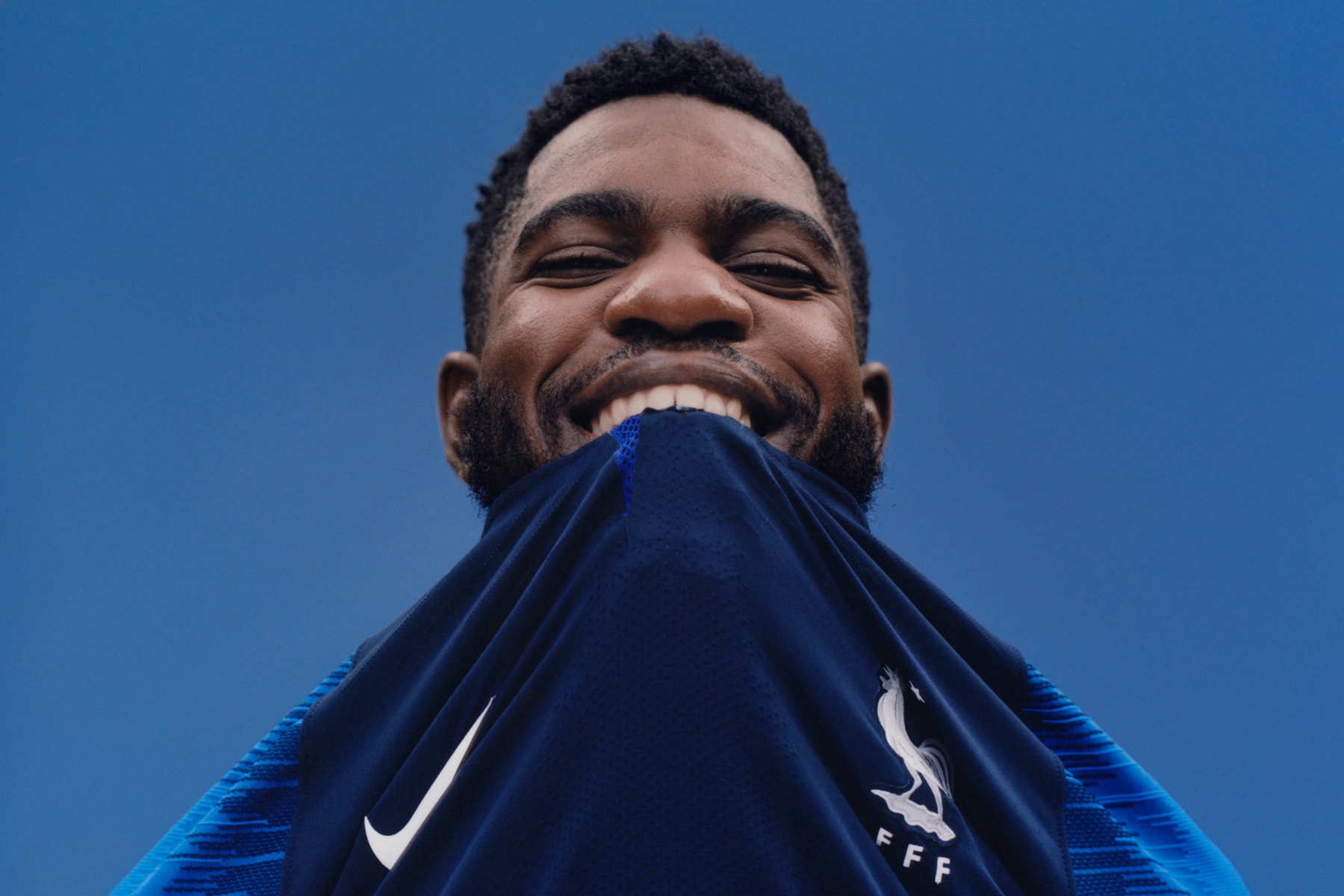 Photo De Samuel Umtiti Avec Le Maillot De L'Équipe De France