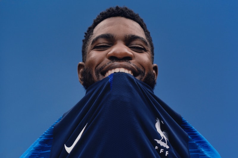 Photo De Samuel Umtiti Avec Le Maillot De L'Équipe De France