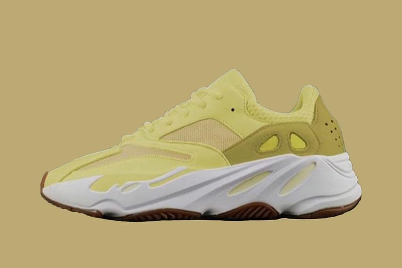 De Nouvelles Informations Sur La YEEZY 700 "Semi Frozen" Font Surface