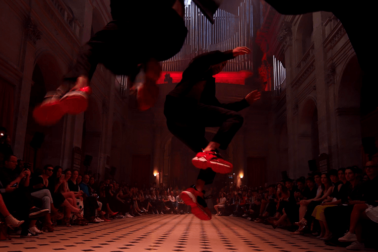 Comment Ces 3 Chorégraphes Ont Fait Rentrer La Rue Dans Une Eglise Pour Le Show Louboutin de Paris