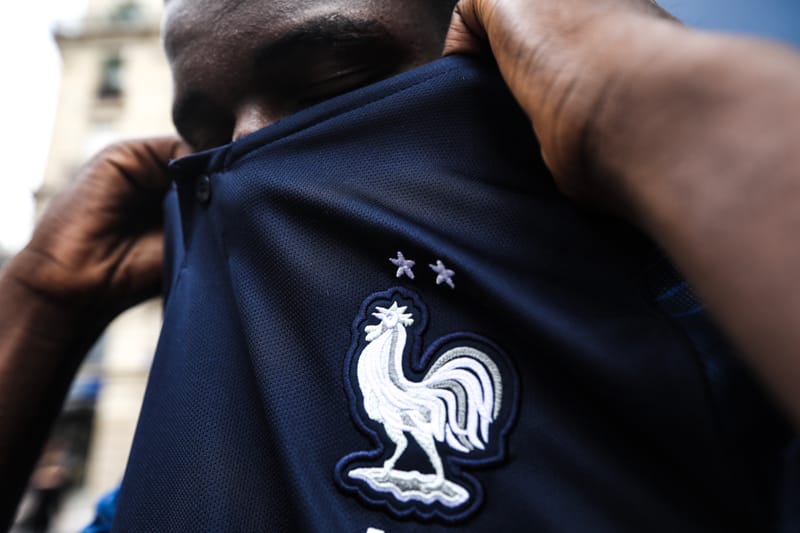 En Images - Les Deux Étoiles Du Nouveau Maillot De L'Équipe De France Envahissent Les Rues De Paris