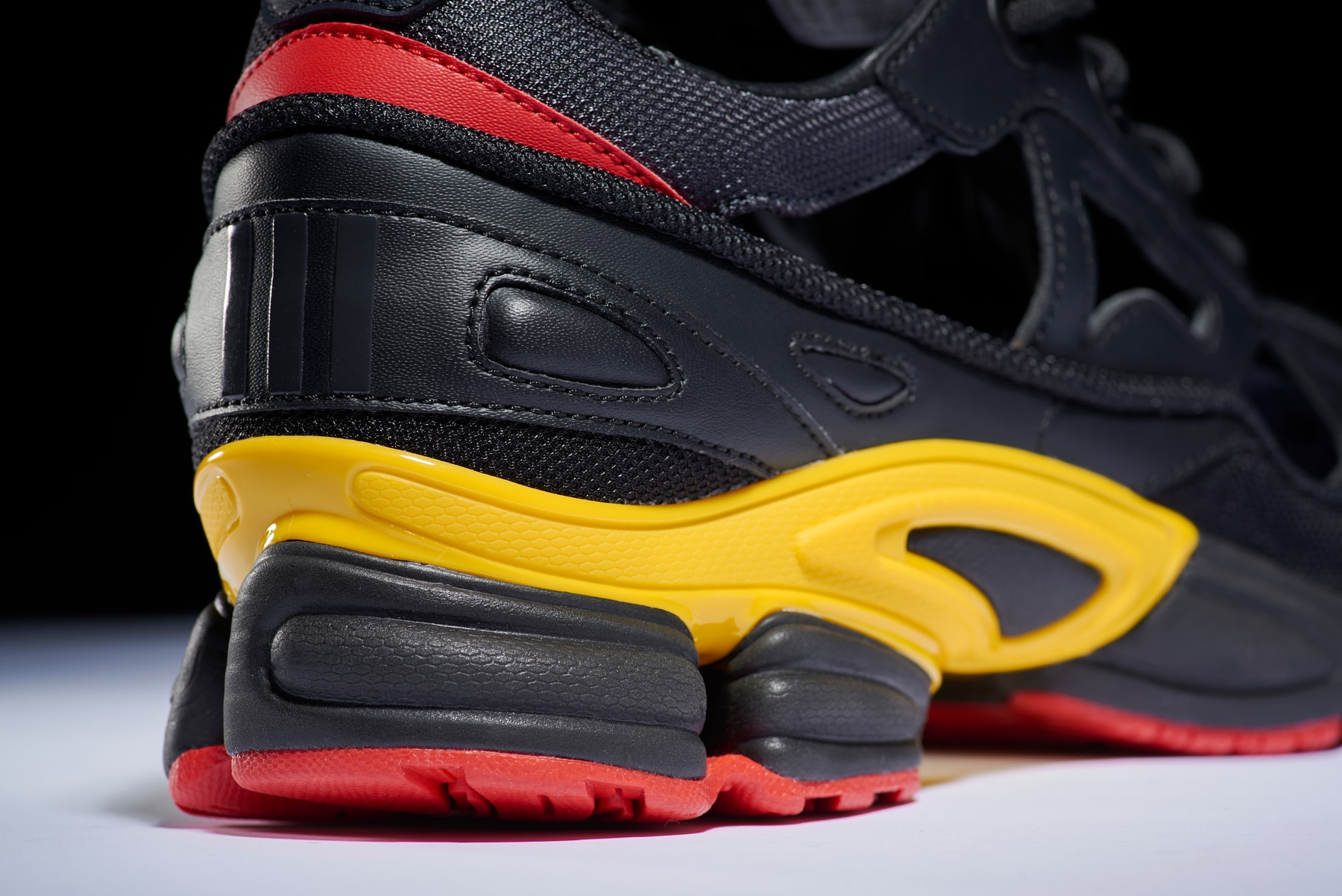 Photo Ozweego Belgique adidas x Raf Simons