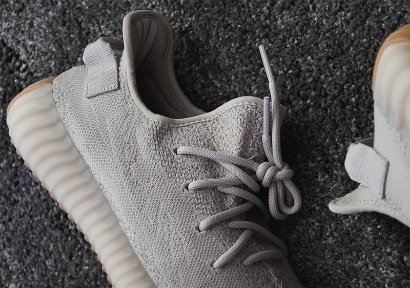 Photo De La YEEZY BOOST 350 V2 "Sesame"