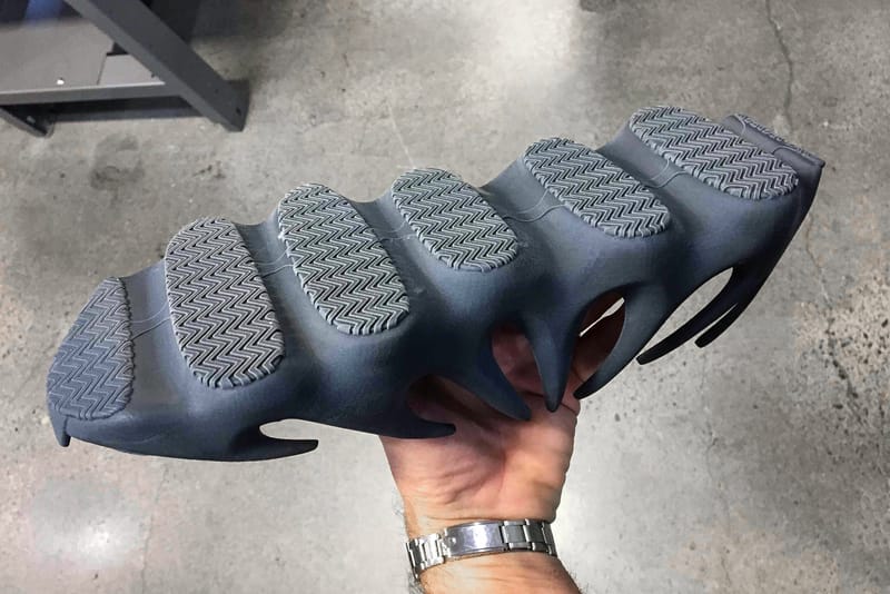 Kanye West Partage Un Autre Aperçu De Son Nouveau Modèle YEEZY 451