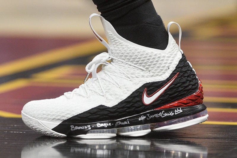 Photo Des Chaussures De LeBron James