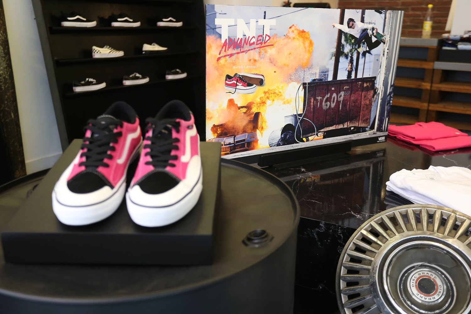 BLACK SHOP BY VANS