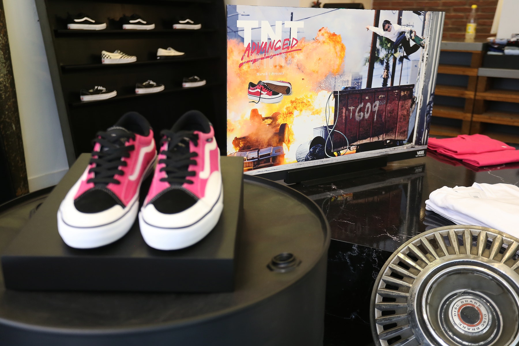 BLACK SHOP BY VANS