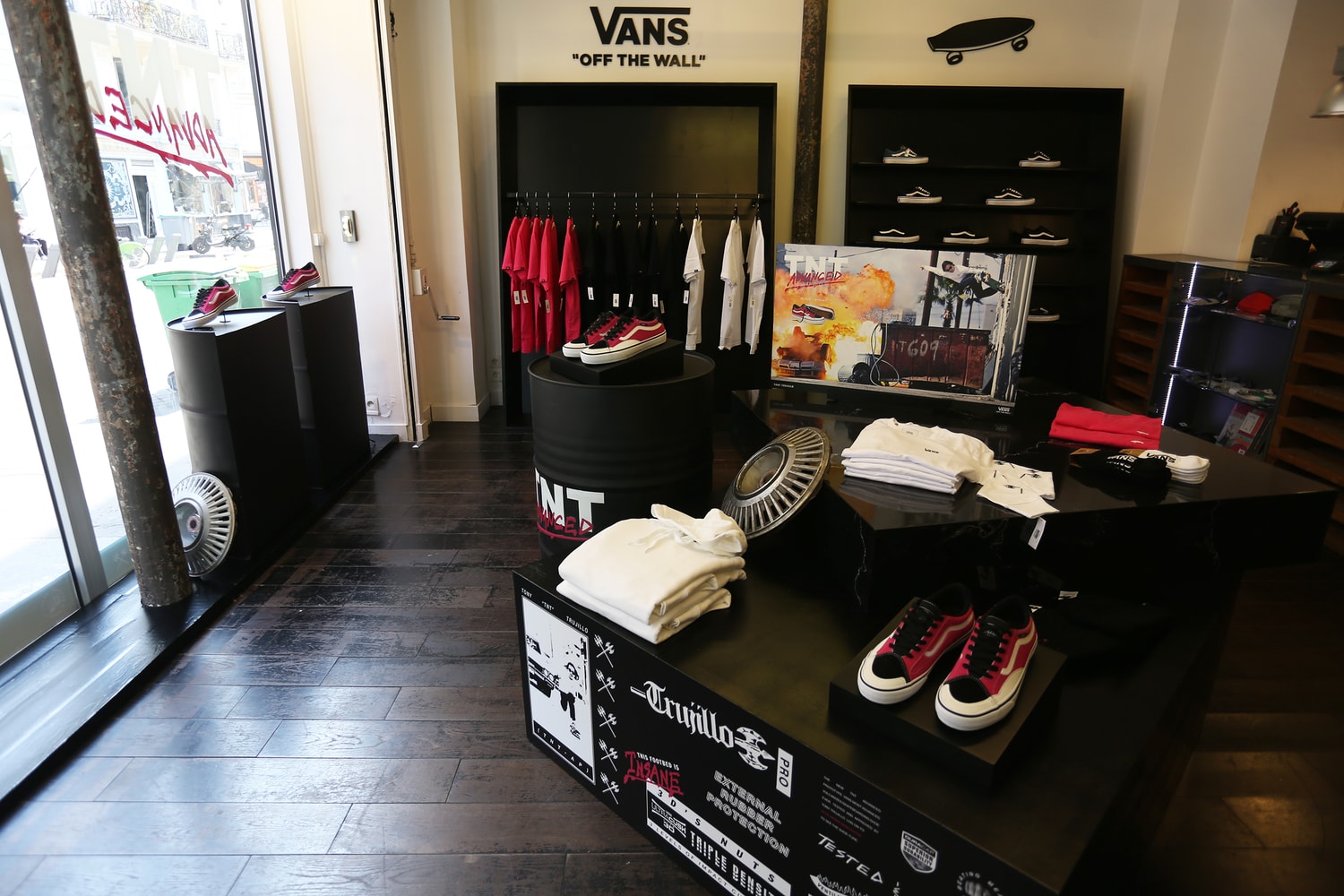 BLACK SHOP BY VANS