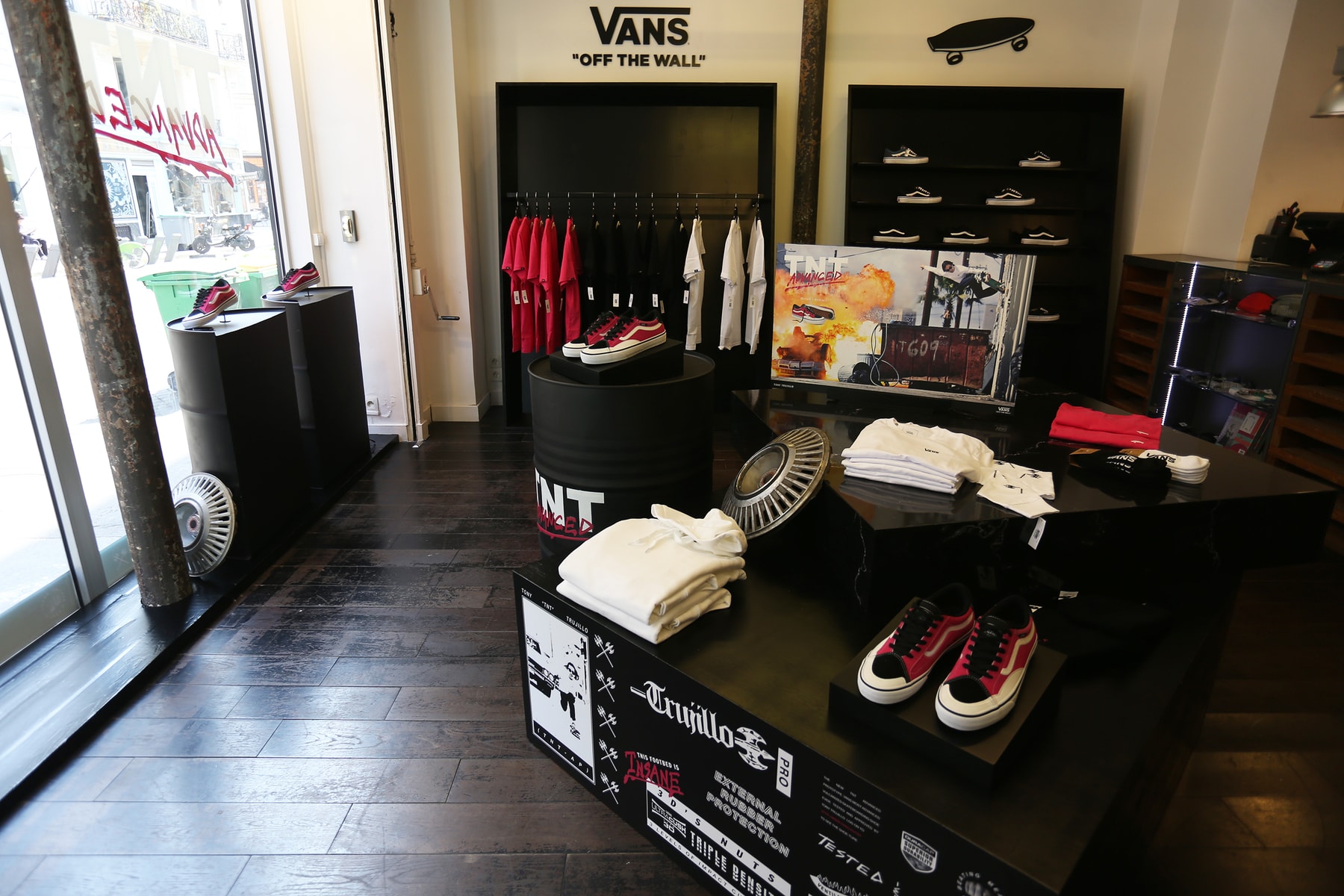 BLACK SHOP BY VANS