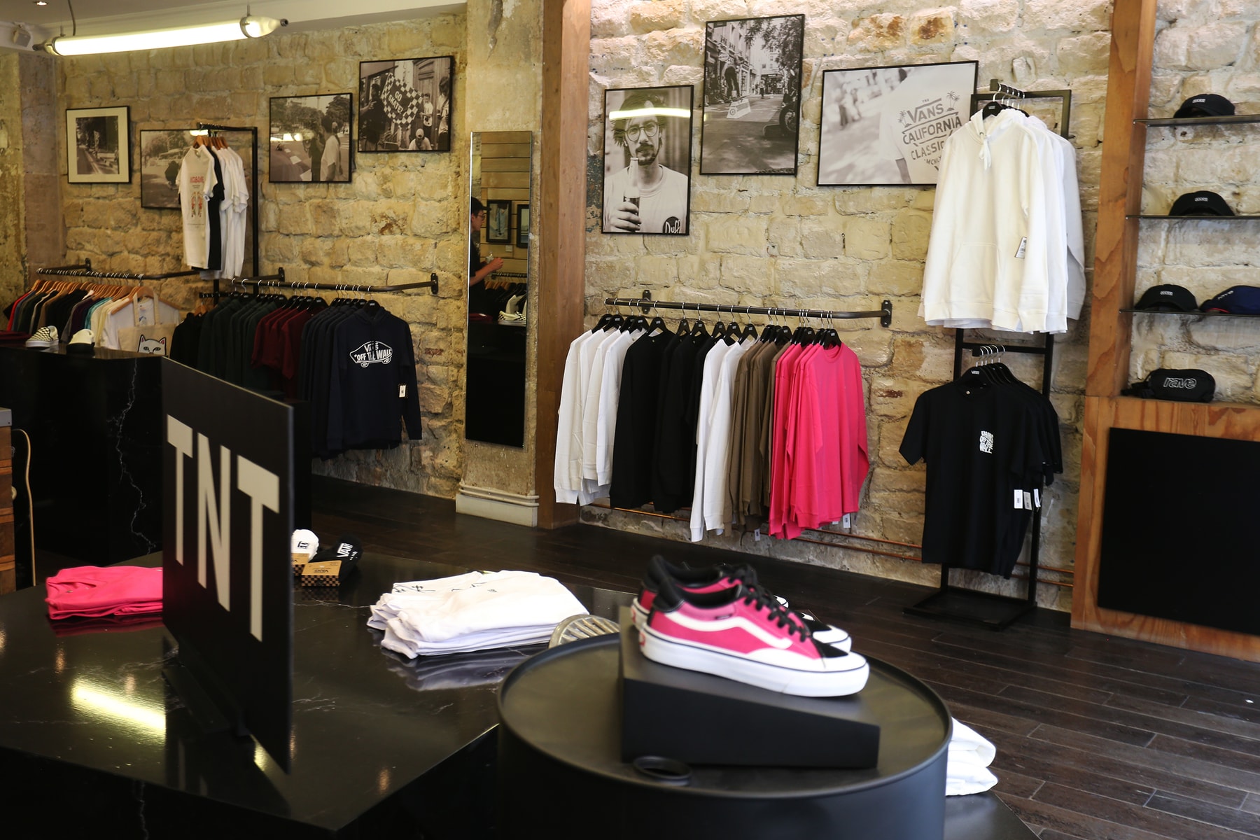 BLACK SHOP BY VANS