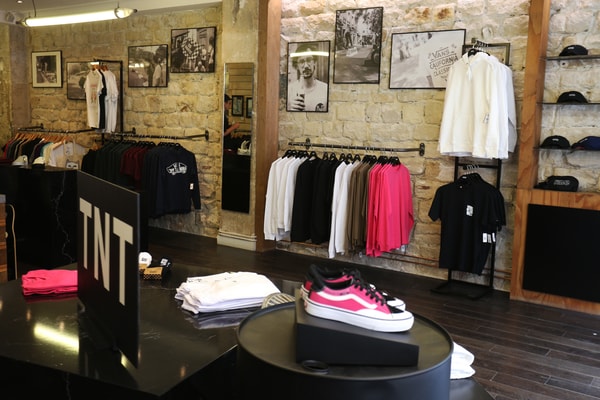 BLACK SHOP BY VANS