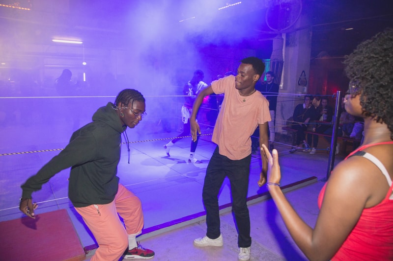 En Images - Quand La Boxe Muay Thai Rencontre La Danse