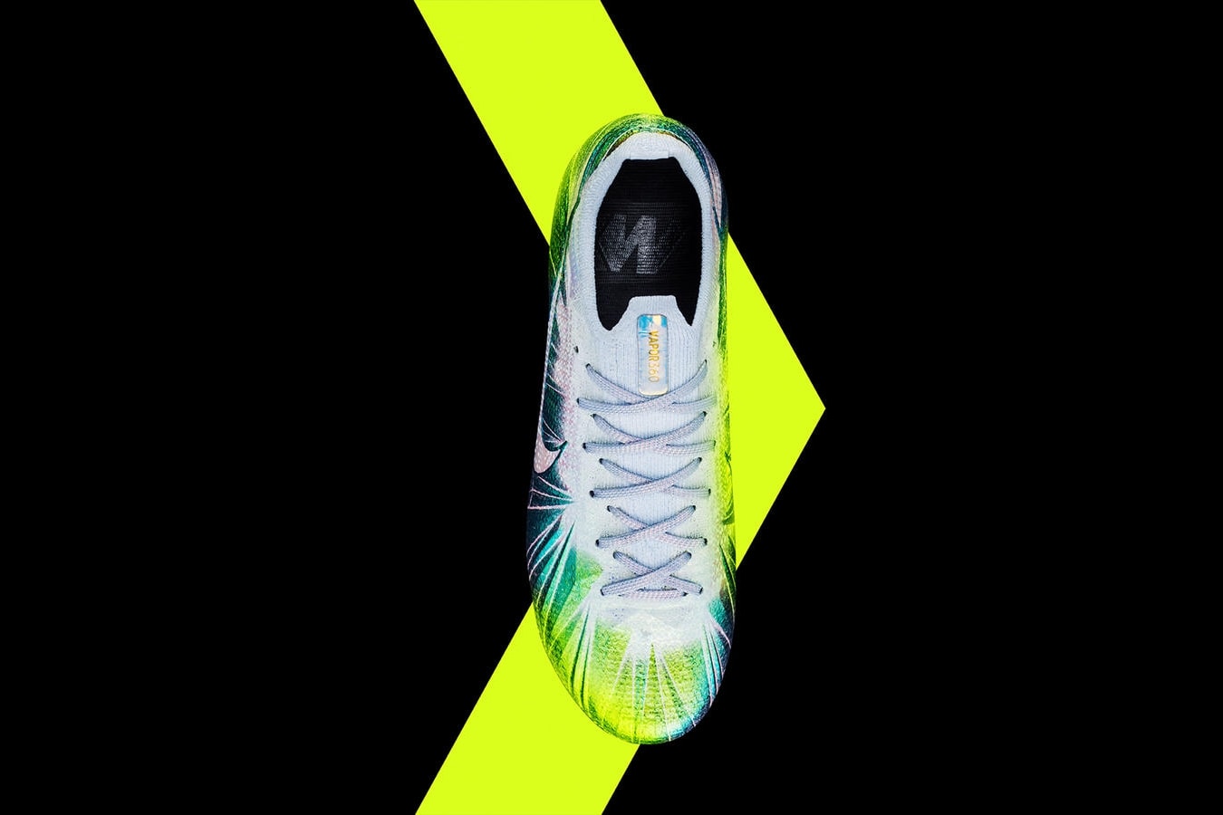 Nike Honore Luka Modric Avec Une Paire De Crampons Iridescents