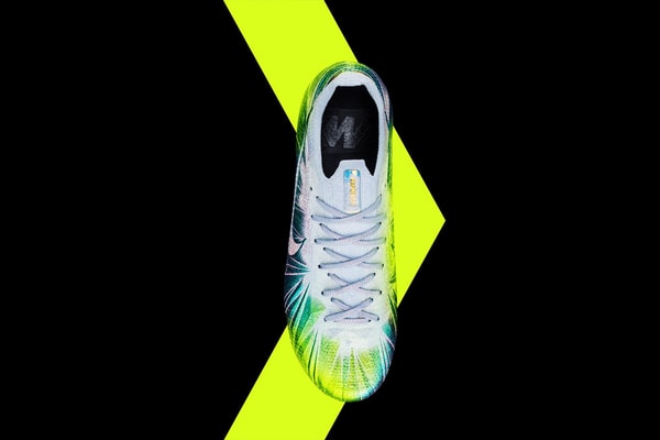 Nike Honore Luka Modric Avec Une Paire De Crampons Iridescents