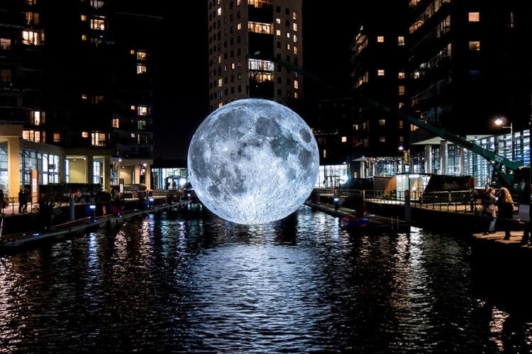 Le "Museum of the Moon" Présente Des Répliques Géantes De La Lune Au Monde Entier
