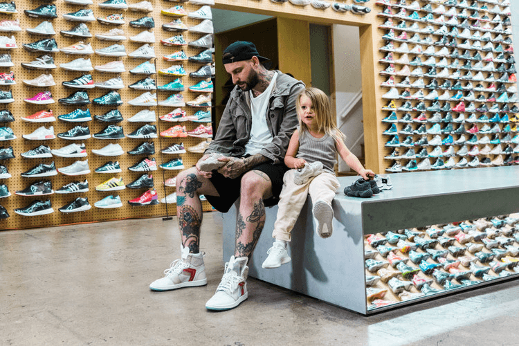 The Shoe Surgeon Et Son Fils Examinent De Fausses YEEZY Kids
