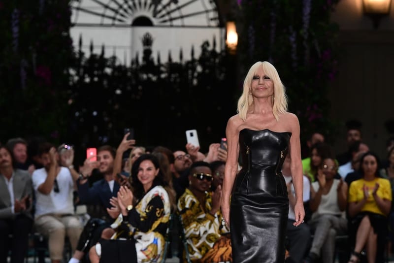 Donatella Versace Explique La Vente De Versace Et Répond Aux Critiques