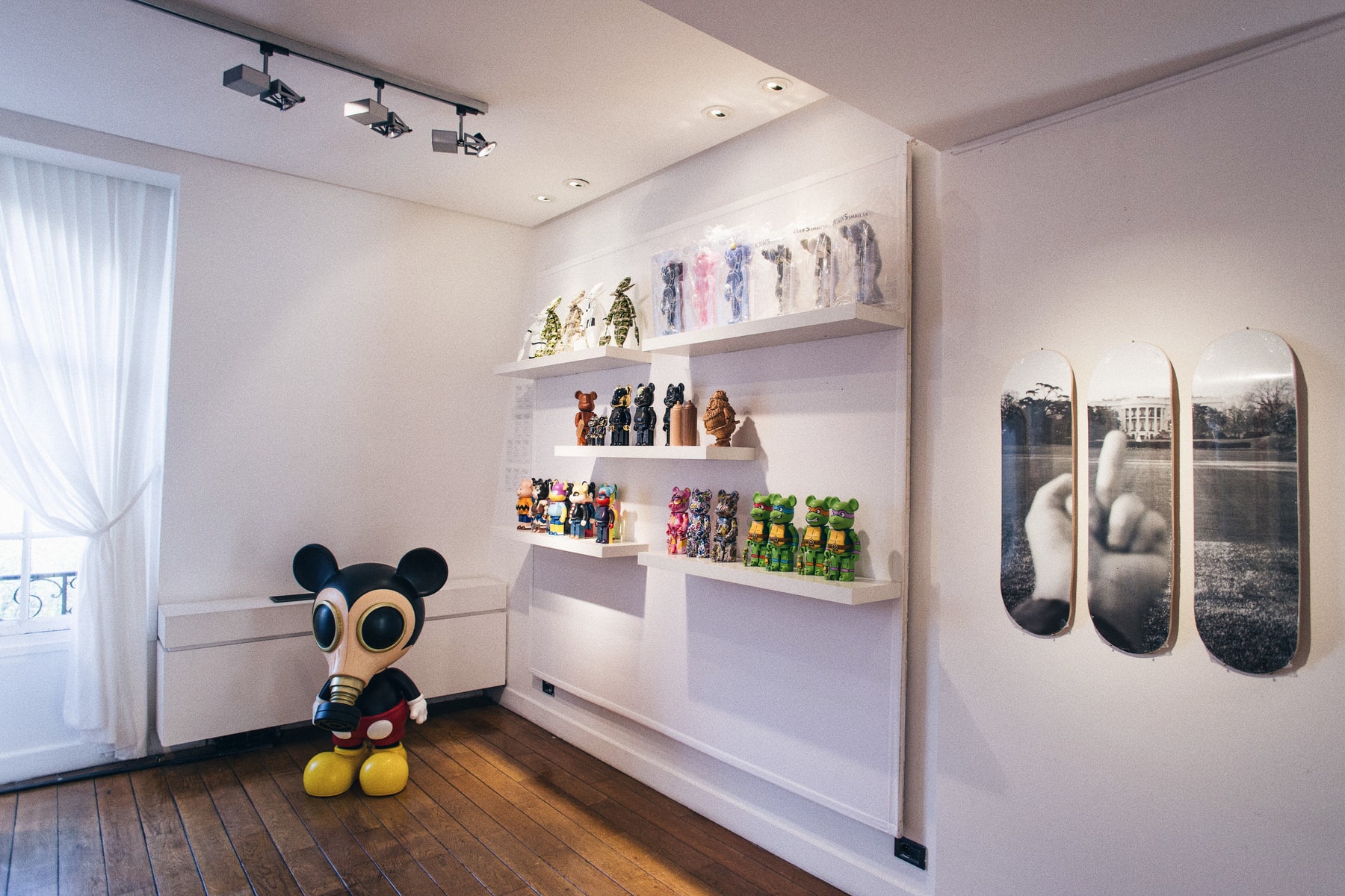 Banksy, vente aux enchères, KAWS
