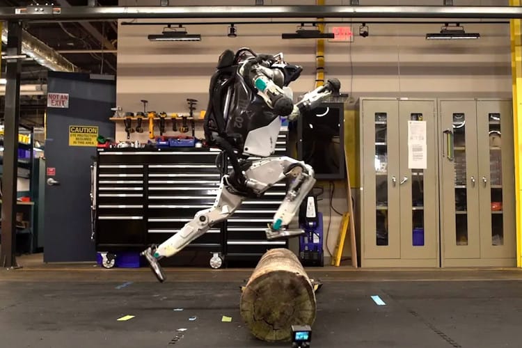 Le Robot Atlas De Boston Dynamics S'Améliore Et S'Essaye Au Parkour