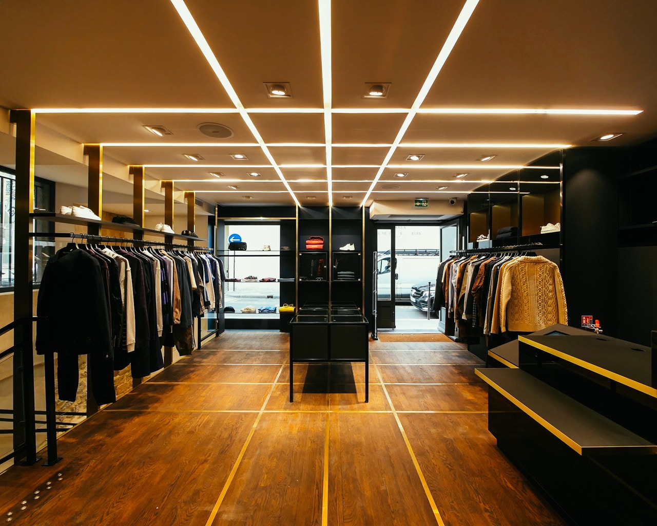 Entrez Dans La Nouvelle Boutique GRADUATE Qui S'Installe Pour La Première Fois À Paris