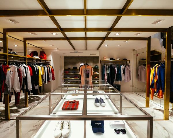 Entrez Dans La Nouvelle Boutique GRADUATE Qui S'Installe Pour La Première Fois À Paris